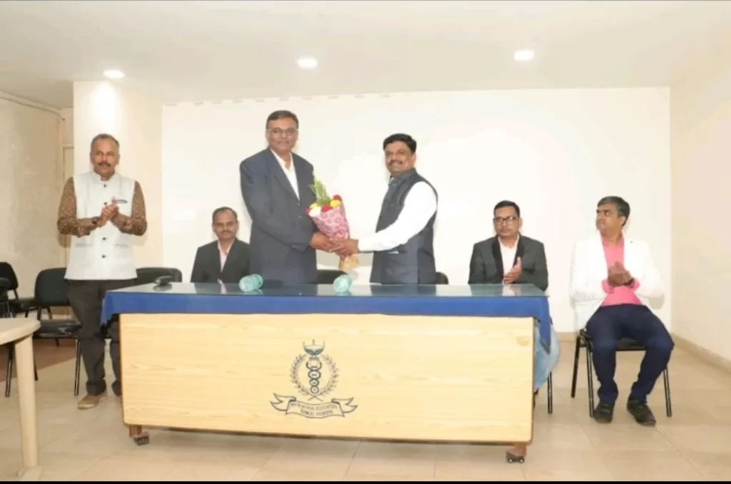 Dr. Ajay Hanmane receving bouquet at The 1st CTP organized by NIHA Homoeopathic Association for Homoeopathic Doctors in 2022 at KMA Hall, Belbag, Kolhapur.